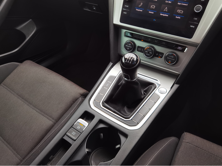 2018 Volkswagen Passat - image 16