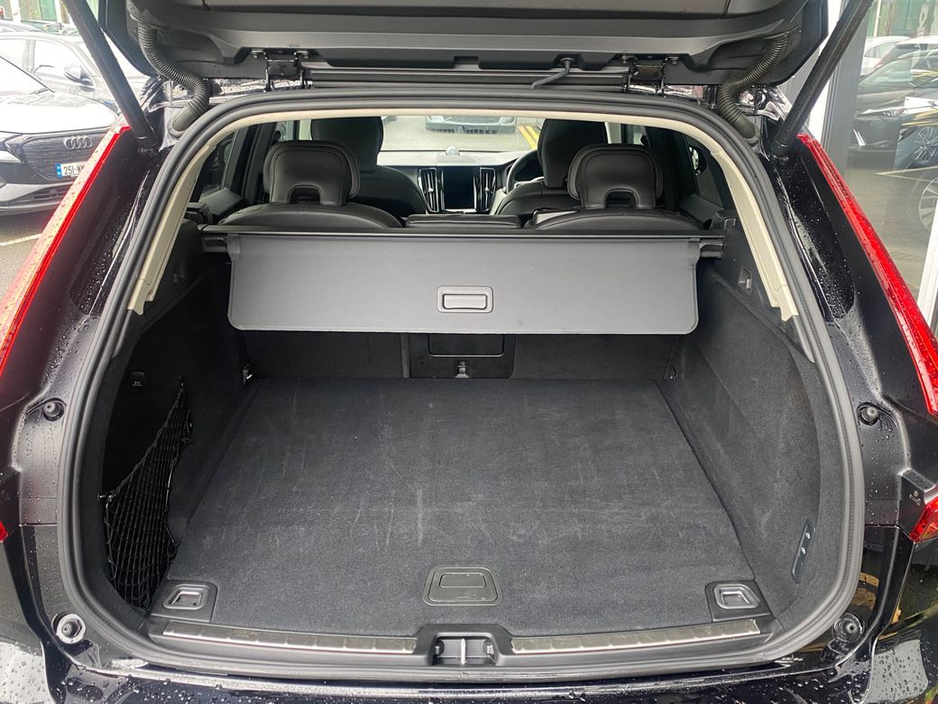 2025 Volvo XC60 - image 10