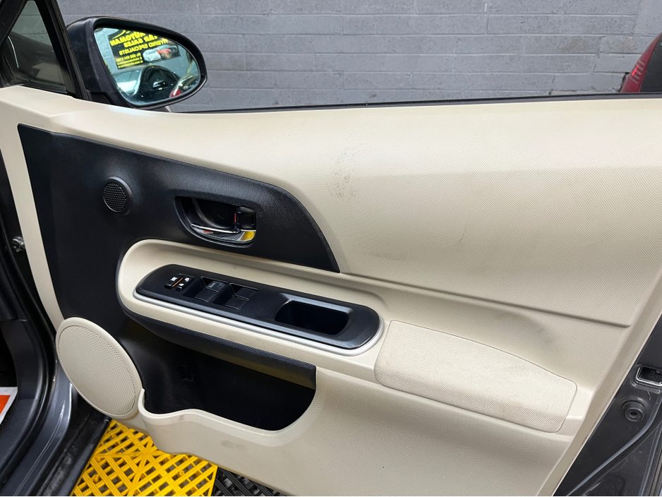 2014 Toyota Aqua 2014 Hybrid auto €8,495