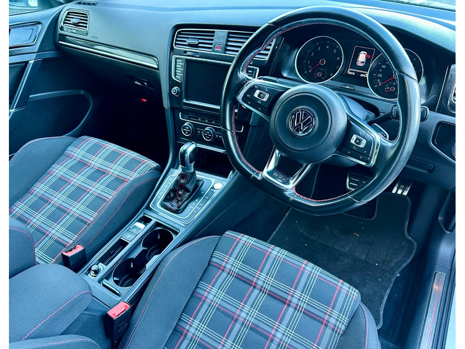 2014 Volkswagen Golf - image 15