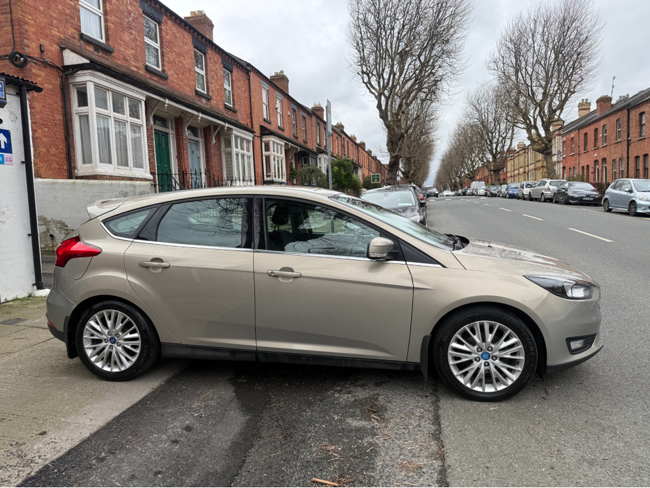 2016 Ford Focus - image 4