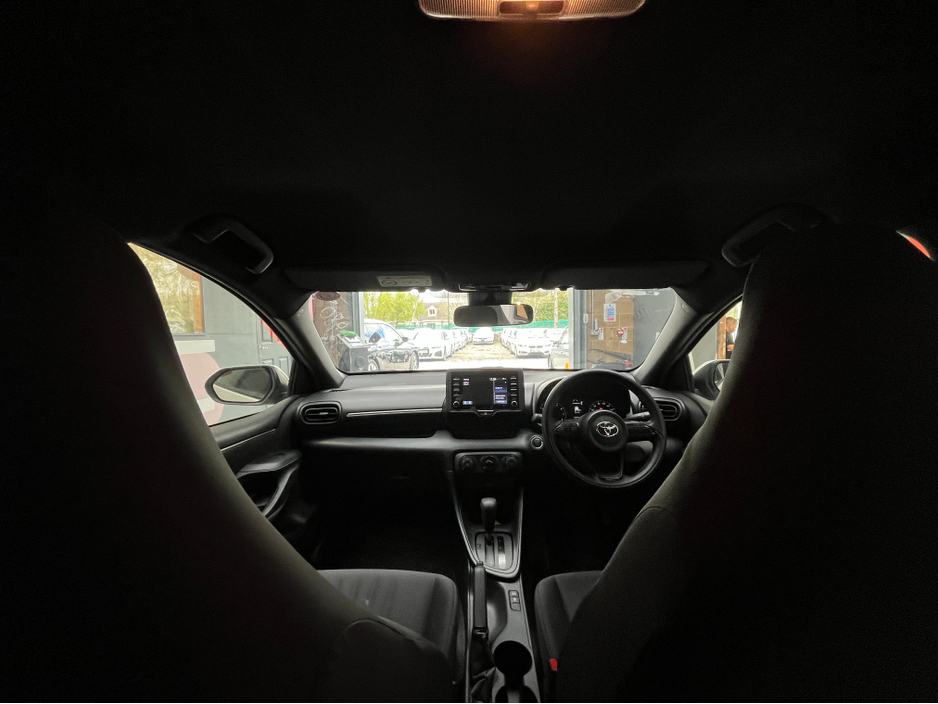 2021 Toyota Yaris - image 11