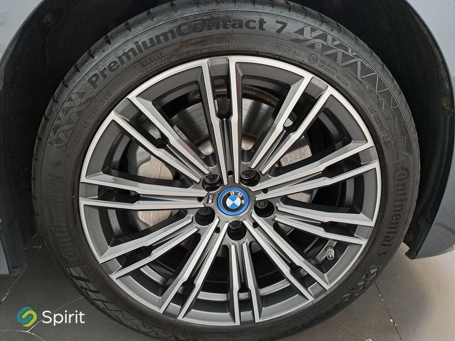 2022 BMW 3 Series - image 9