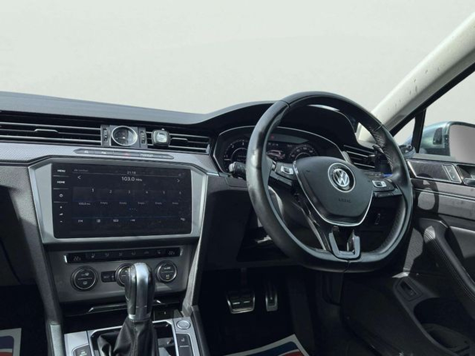 2019 Volkswagen Passat - image 24