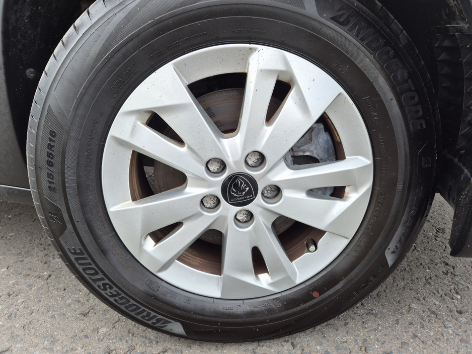 2024 Peugeot Rifter - image 5