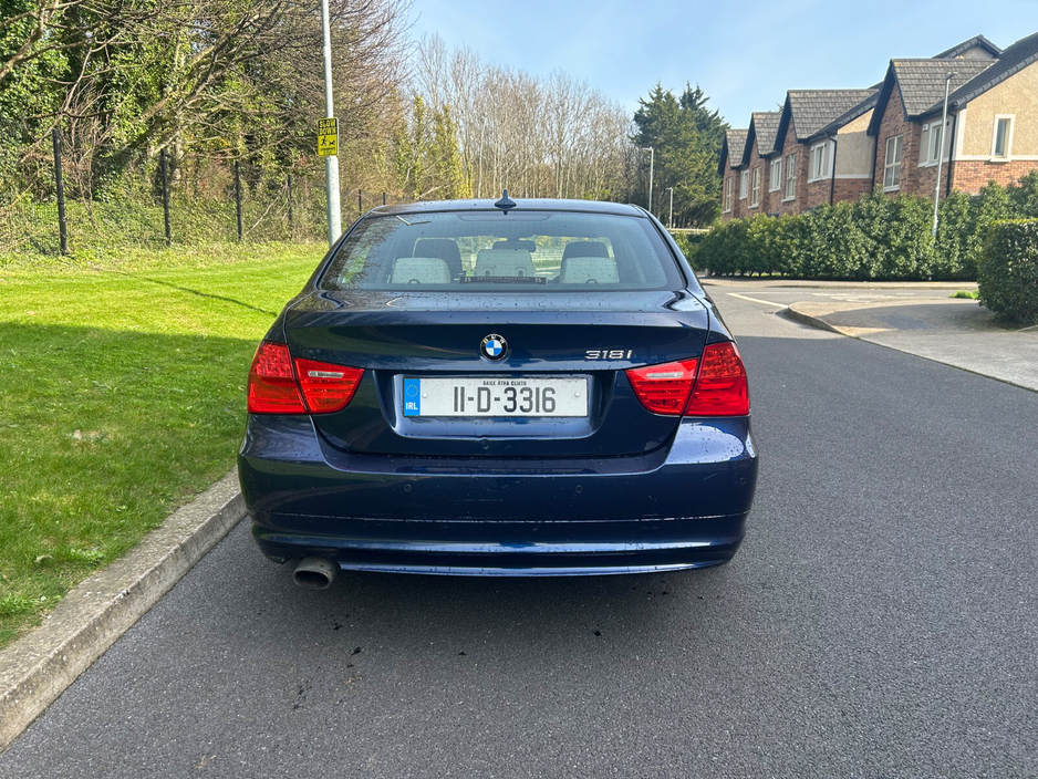 2011 BMW 3 Series - image 8