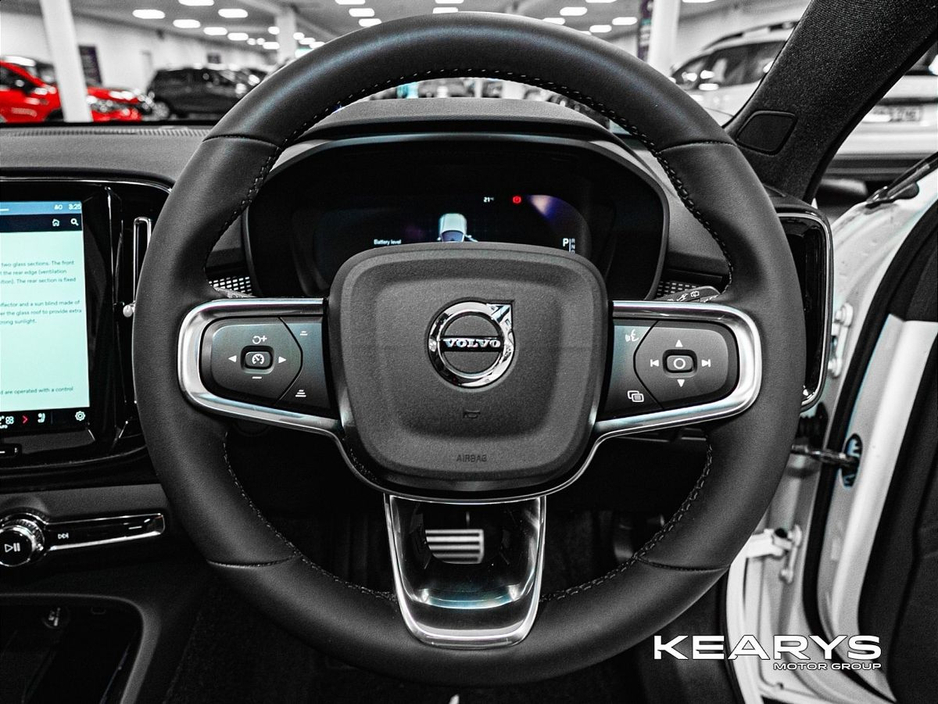 2022 Volvo XC40 - image 18