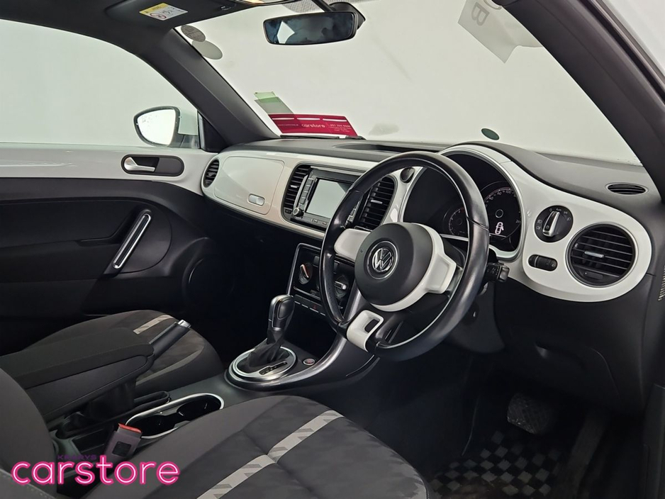 2017 Volkswagen Beetle - image 9