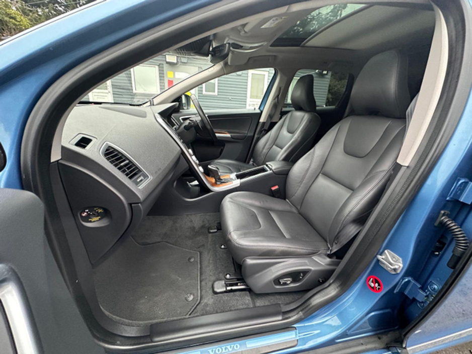 2017 Volvo XC60 - image 14