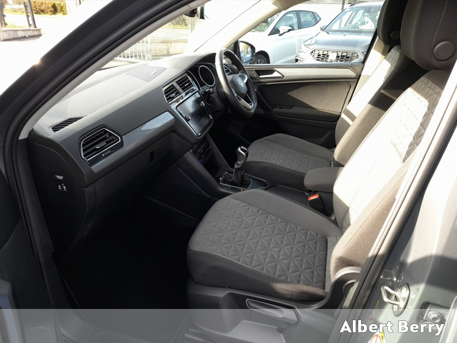 2024 Volkswagen Tiguan - image 8