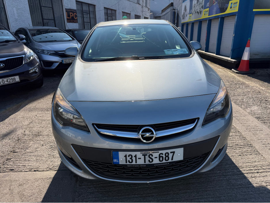 2013 Opel Astra - image 5