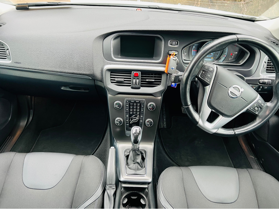 2015 Volvo V40 PRIVACY GLASS //  // REVERSE CAM €12,950