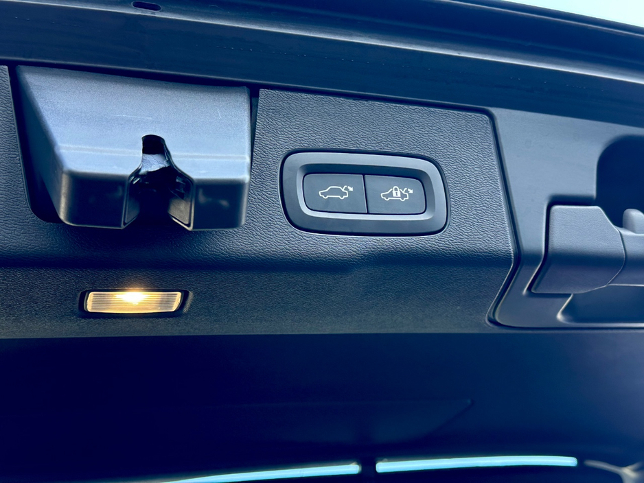 2025 Volvo XC60 - image 18