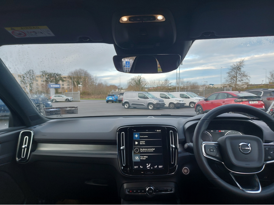 2023 Volvo XC40 T2 P R-DESIGN MAN 5DR €39,950