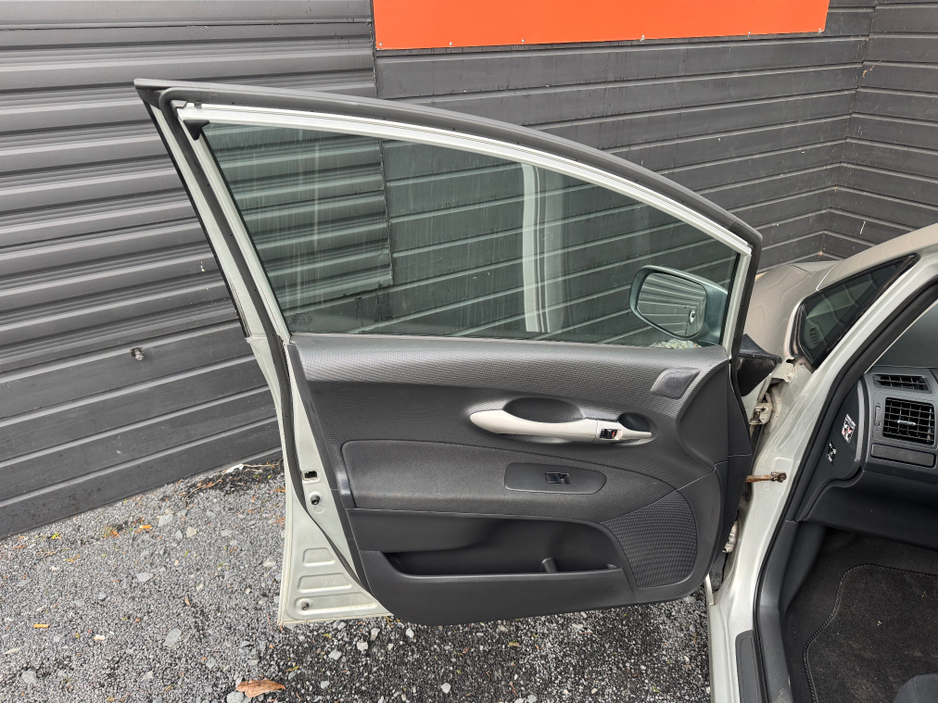 2007 Toyota Auris - image 17