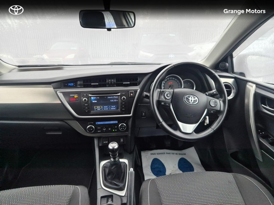 2014 Toyota Auris - image 9