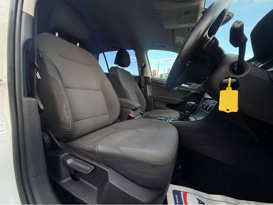 2013 Volkswagen Golf - image 11