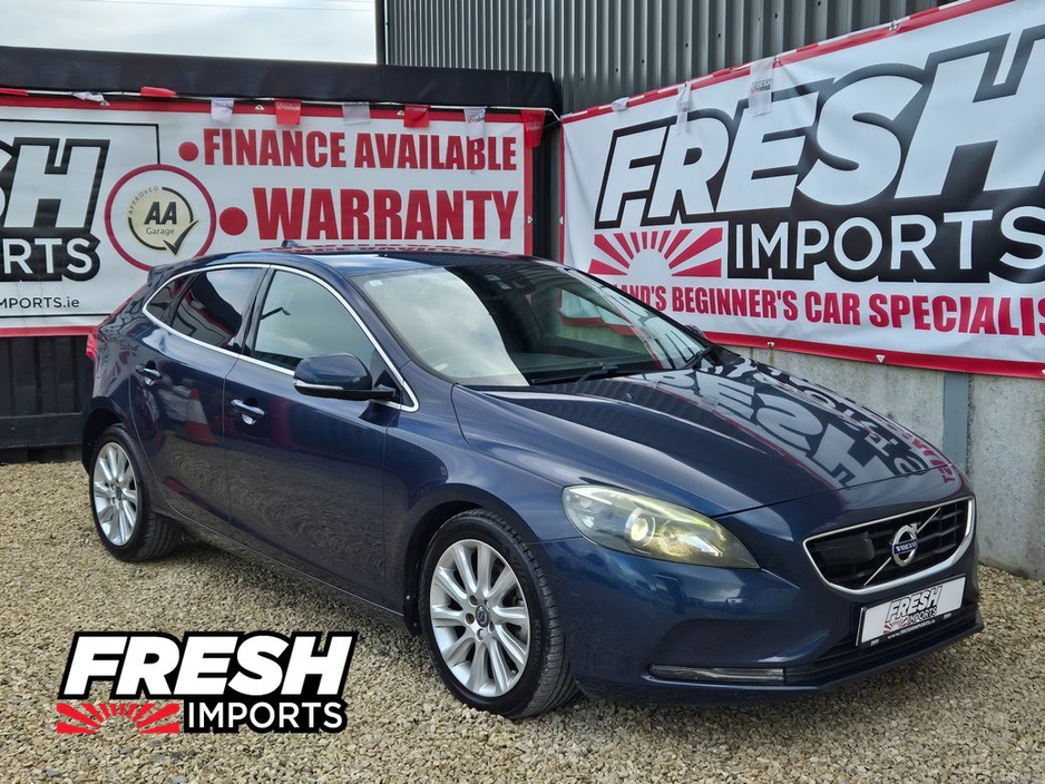 2015 Volvo V40 - image 2