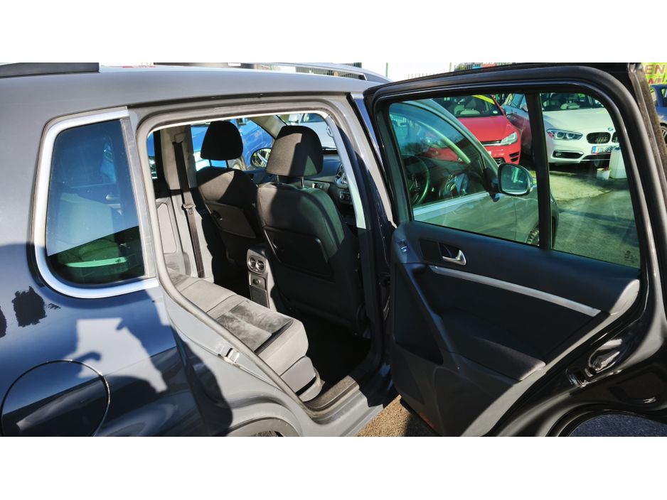 2015 Volkswagen Tiguan - image 9