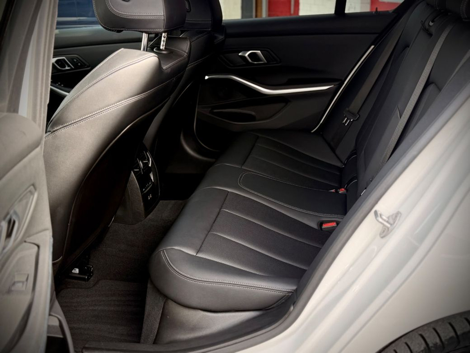 2025 BMW 3 Series - image 12