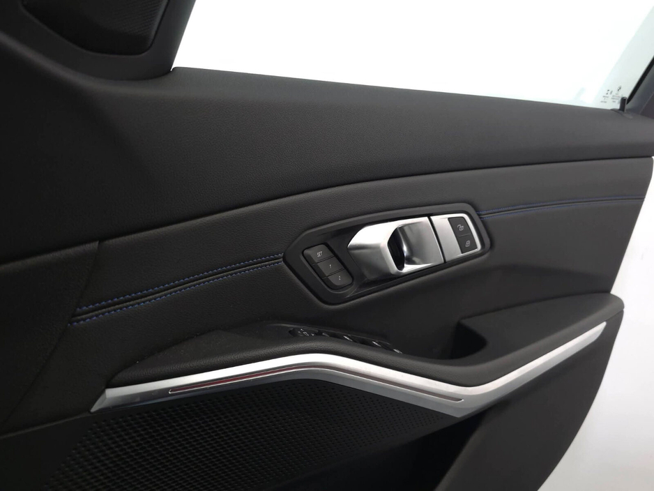 2019 BMW 3 Series - image 19