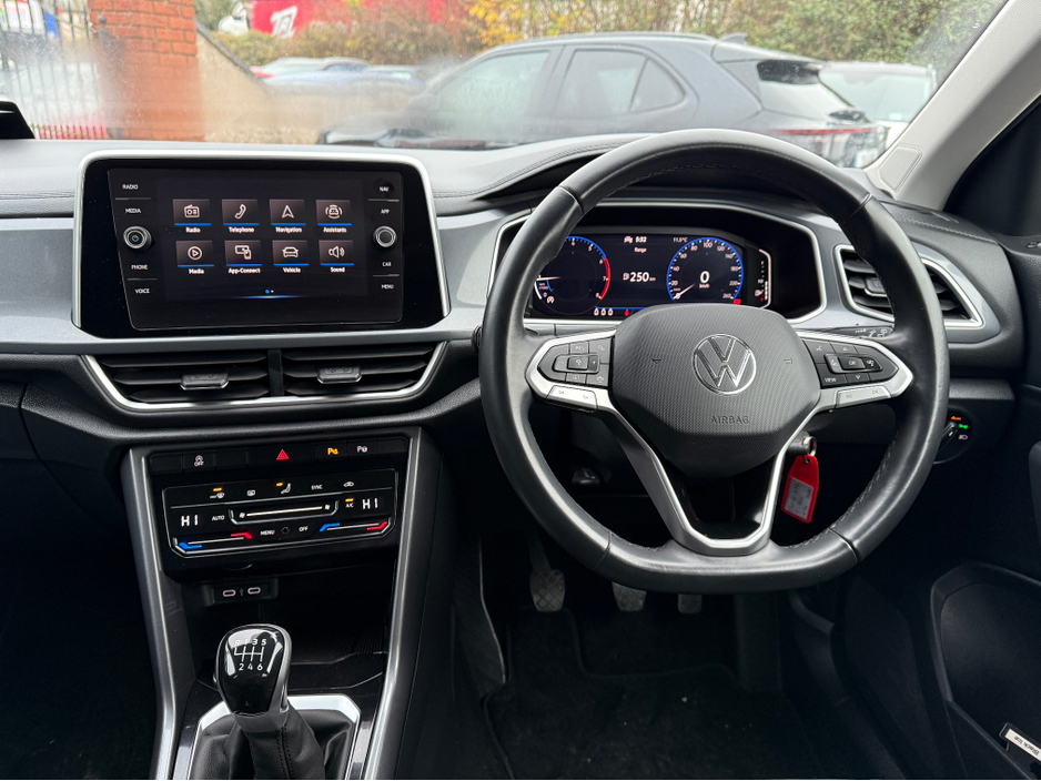 2023 Volkswagen T-Roc - image 7