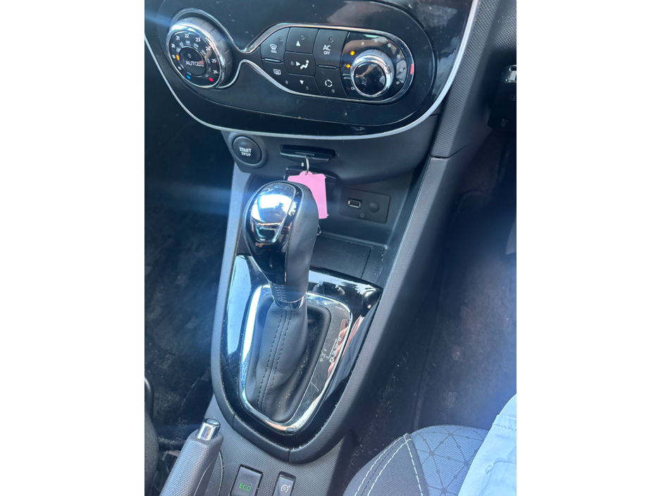 2014 Renault Clio - image 12