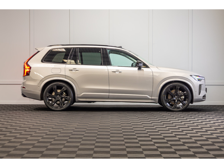 2025 Volvo XC90 - image 6