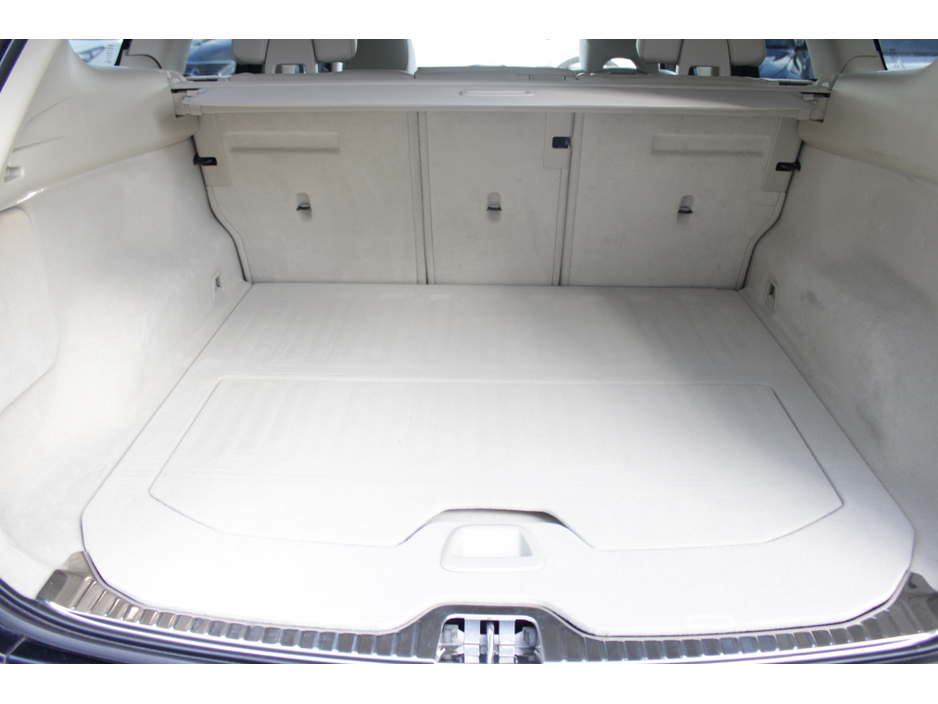 2017 Volvo XC60 - image 18