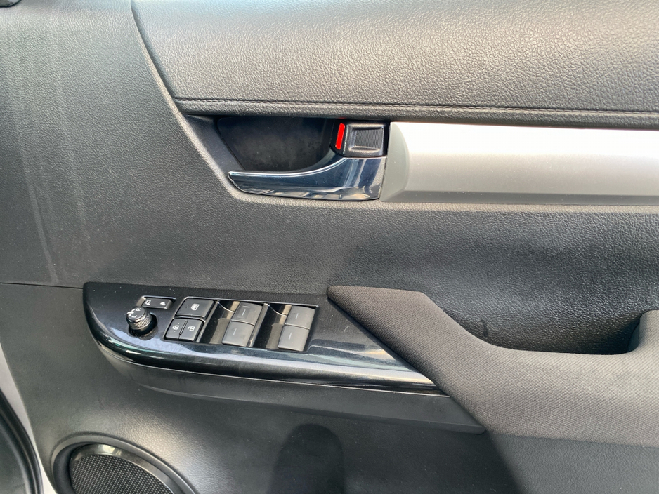 2025 Toyota Hilux 2.8 SR5 MANUAL..Roller shutter..No VAT €54,950