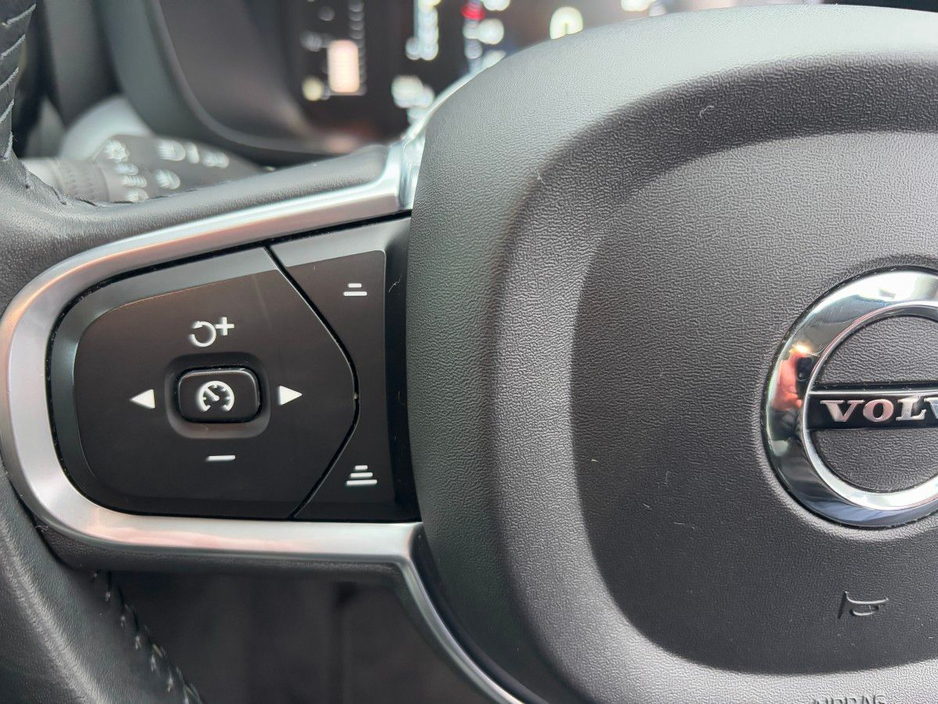 2018 Volvo XC60 - image 14