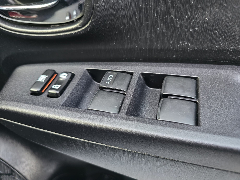 2013 Toyota Yaris - image 25