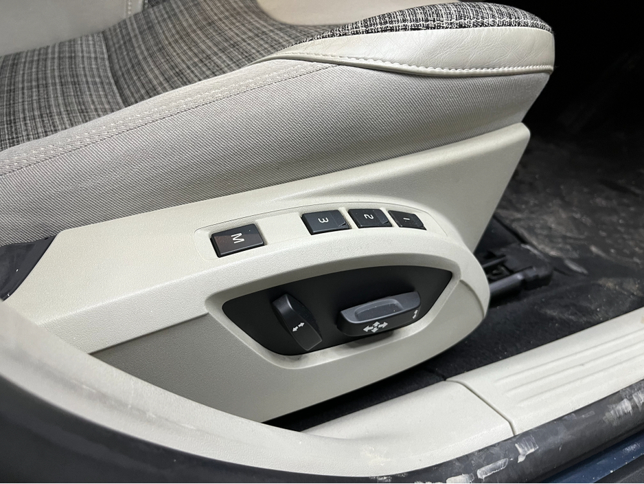 2018 Volvo V40 - image 10