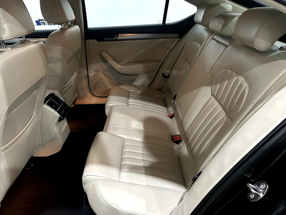 2018 Skoda Superb - image 9