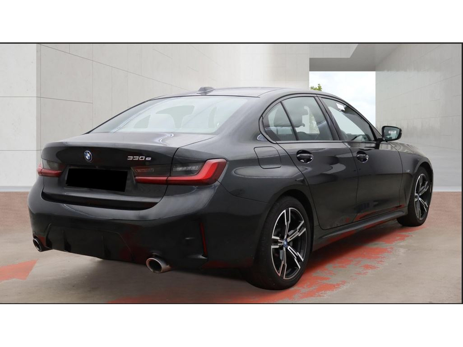 2023 BMW 3 Series - image 7