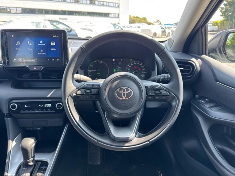 2025 Toyota Yaris HYBRID LUNA + CARBON PACK // REAR CAMERA // TOYOTA SAFETY SENSE // BLUETOOTH // AIR CON // FULL WARRANTY €26,445