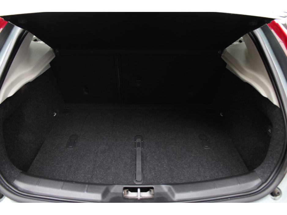 2018 Volvo V40 - image 18