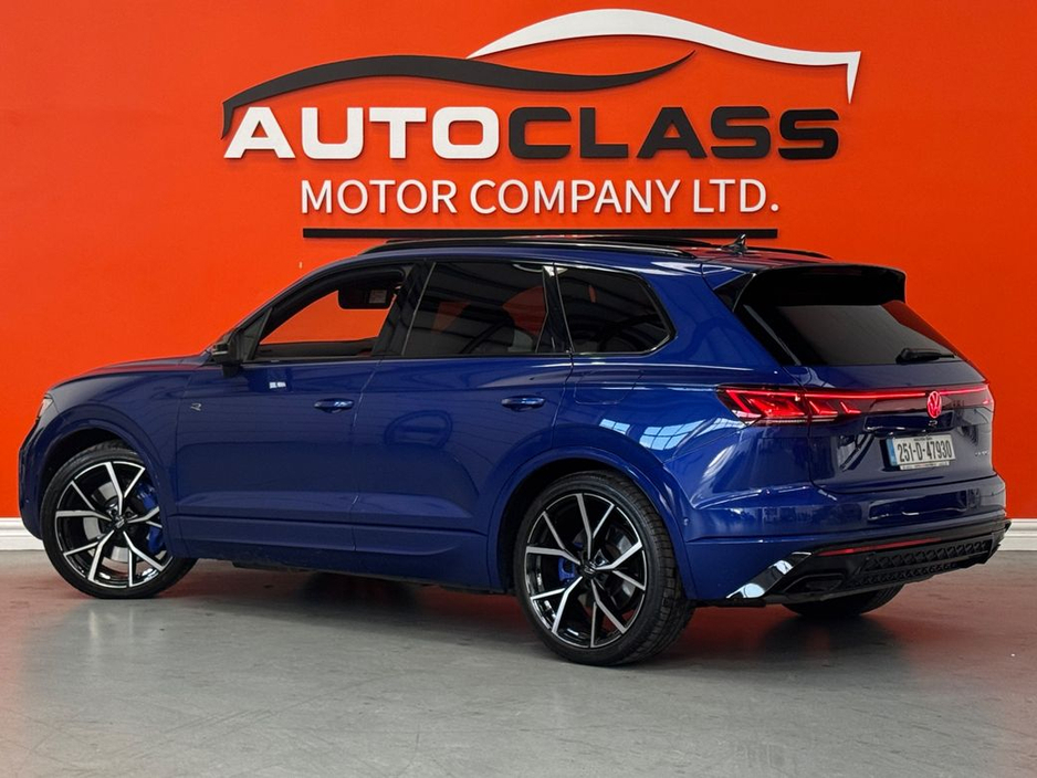 2025 Volkswagen Touareg - image 9