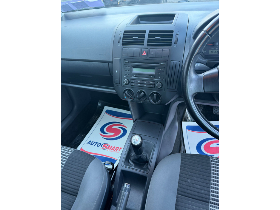 2010 Volkswagen Polo - image 11