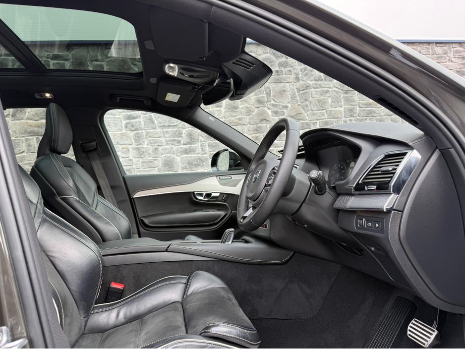 2022 Volvo XC90 - image 5