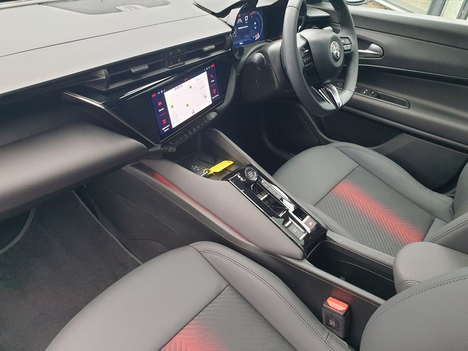 2025 Alfa Romeo Junior Ibrida 1.2(136bhp) MHEV, Premium+Tech+Sunroof+18" Alloys €39,995