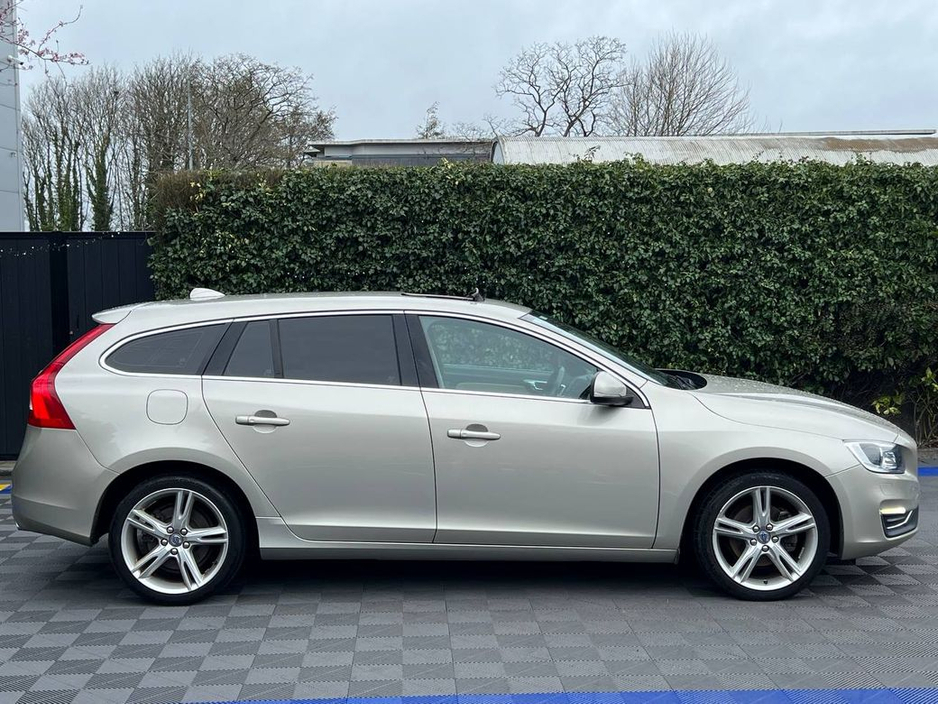 2017 Volvo V60 - image 4