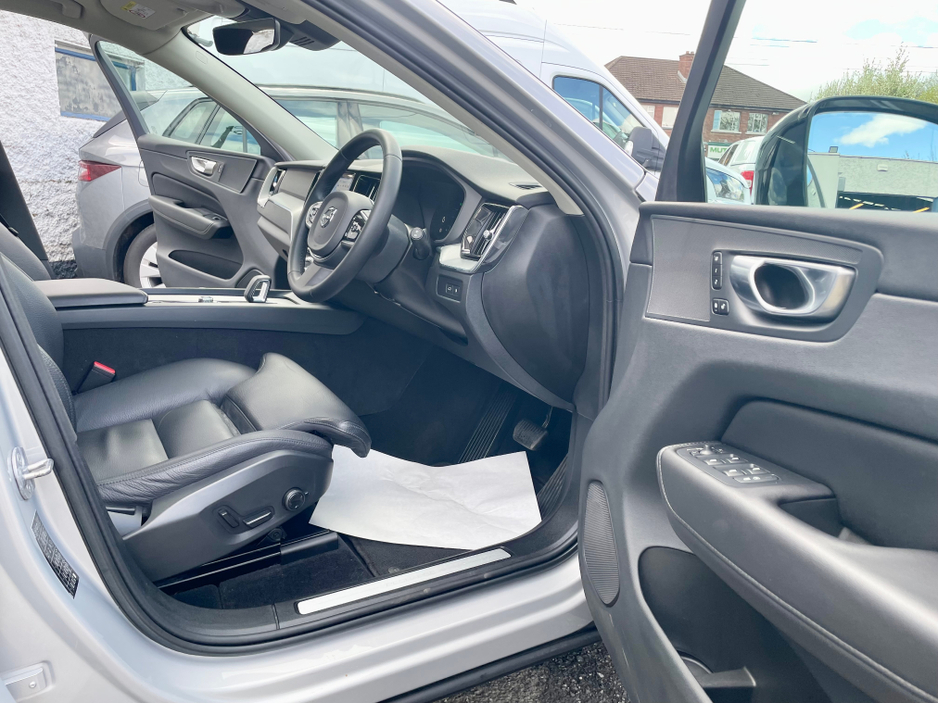 2023 Volvo XC60 - image 7