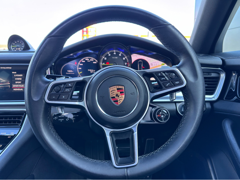 2018 Porsche Panamera - image 9