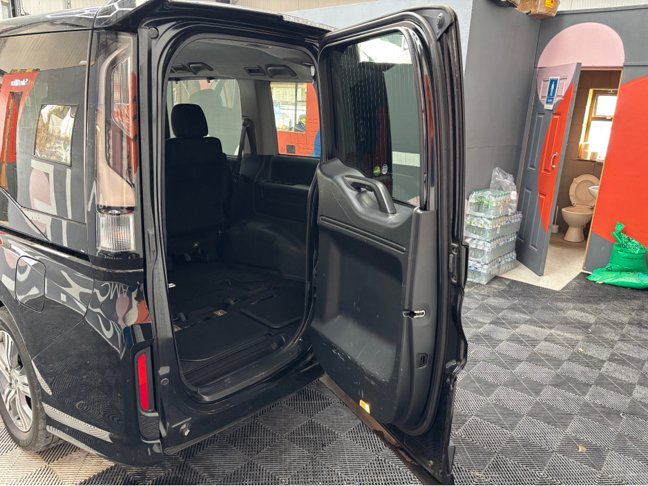 2021 Honda Stepwagon - image 6