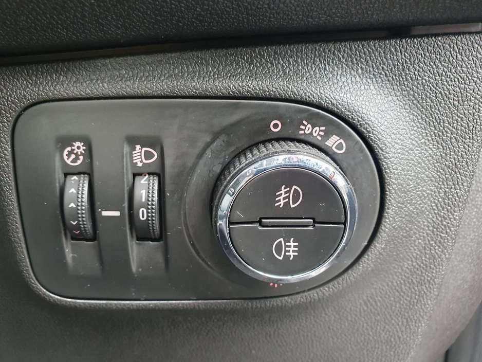 2018 Opel Corsa - image 13