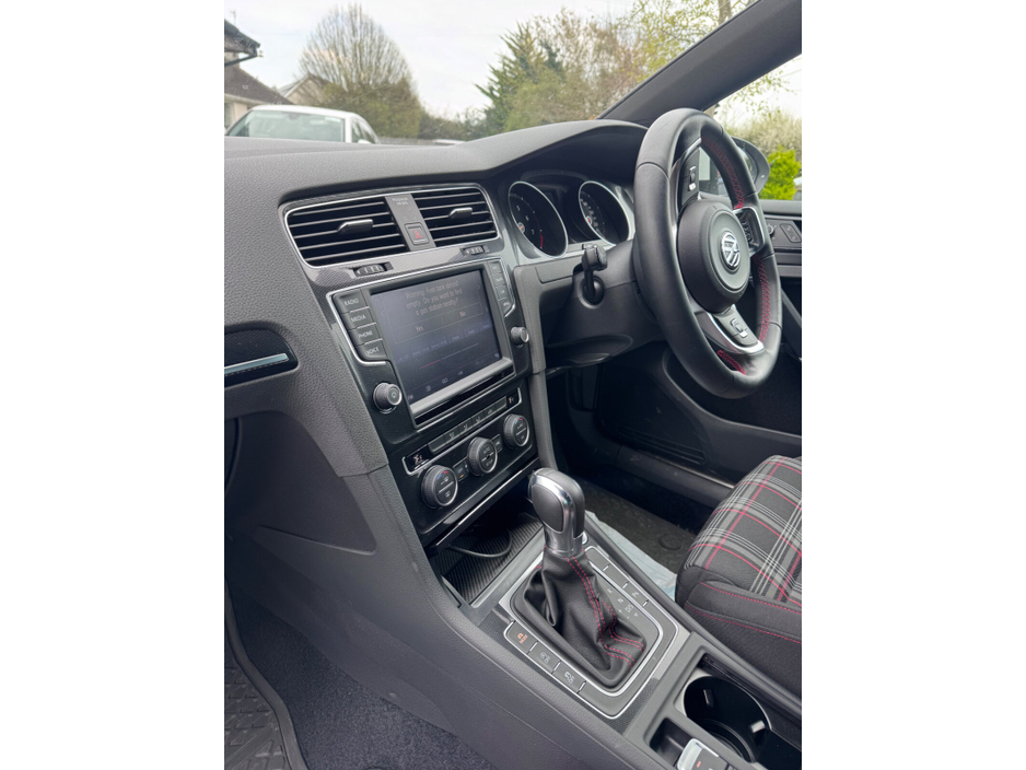 2013 Volkswagen Golf - image 11