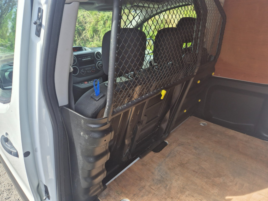 2017 Peugeot Partner - image 11