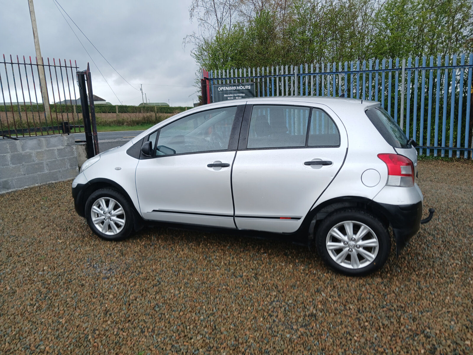 2011 Toyota Yaris - image 5