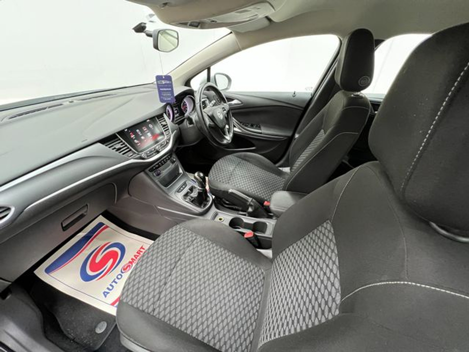 2017 Vauxhall Astra - image 20